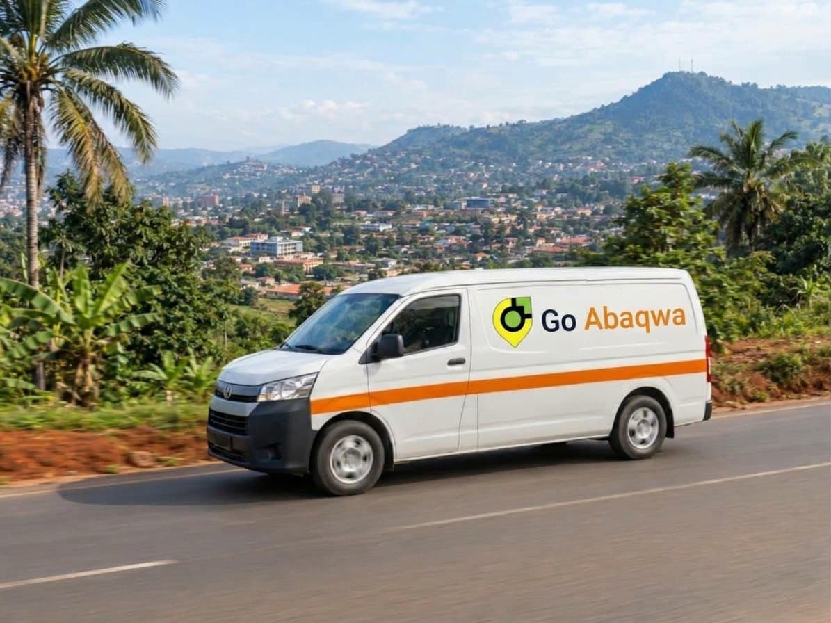 Une camionnette de livraison Go Abaqwa blanche sur une route au-dessus d’une ville à flanc de colline au Cameroun